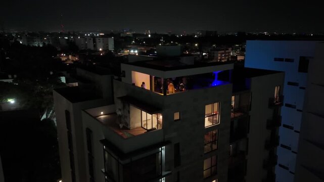Terraza. Vista a&eacute;rea nocturna de la ciudad de Puebla M&eacute;xico, skyline, Noria, Rueda de la fortuna y edificios. Luces de noche. Iluminaci&oacute;n nocturna, ciudad de noche. (8)	