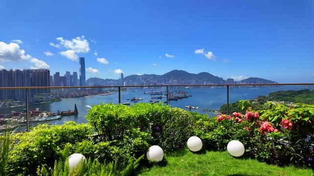 香港島とヴィクトリア湾を望むデッキ