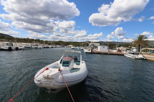 Port de plaisance sur la mer M&eacute;diterran&eacute;e, ville de Bormes les Mimosas, d&eacute;partement du Var, France