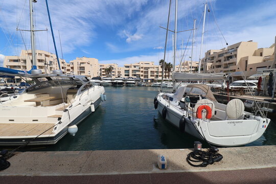 Port de plaisance sur la mer M&eacute;diterran&eacute;e, ville de Bormes les Mimosas, d&eacute;partement du Var, France