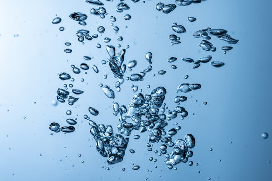 水を注いで出来る気泡