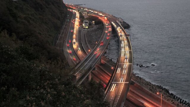 薩た峠下の東名高速道路
