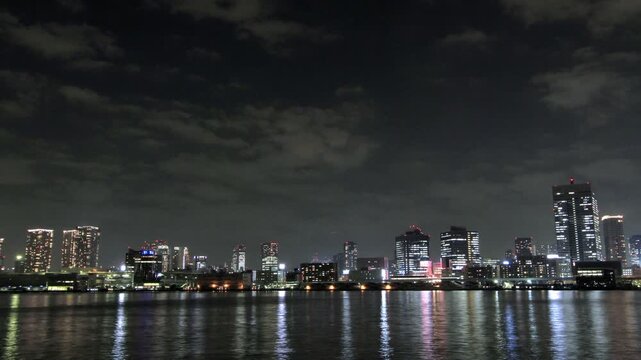 晴海埠頭から見る東京湾と町並み