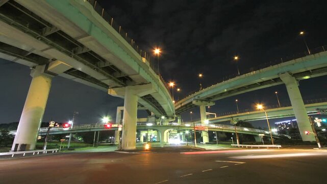 辰巳JCT付近を走る車