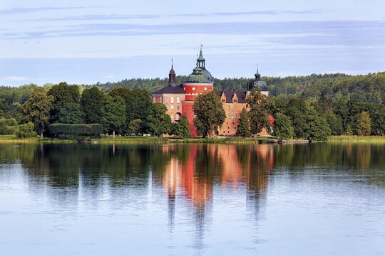 Gripsholm Castle reflected in Lake M&auml;laren, Lake M&auml;laren, Mariefred, Str&auml;ngn&auml;s, S&ouml;dermanlands l&auml;n, Sweden