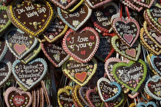 Gingerbread hearts at a stall, Oktoberfest, Munich, Upper Bavaria, Bavaria, Germany