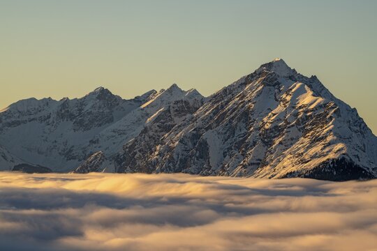 Winter mountain landscape with closed fog cover over the Inn valley, in the background the Gleirsch-Halltal range of the Karwendel mountains, seen from the Pillberg, Inn valley, Tyrol, Austria