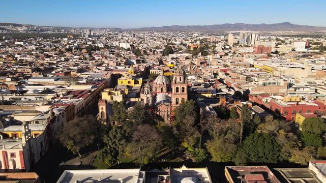 Vista a&eacute;rea del Templo de San Francisco y el centro hist&oacute;rico de San Luis Potos&iacute; por la ma&ntilde;ana, M&eacute;xico