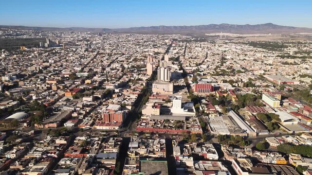 Vista a&eacute;rea panor&aacute;mica de la Avenida Venustiano Carranza y el paisaje urbano de San Luis Potos&iacute;, M&eacute;xico