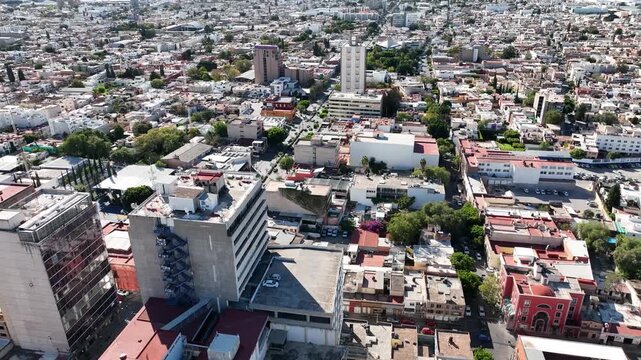 Vista a&eacute;rea de edificios de oficinas y distrito financiero en la Avenida Carranza al atardecer, San Luis Potos&iacute;, M&eacute;xico