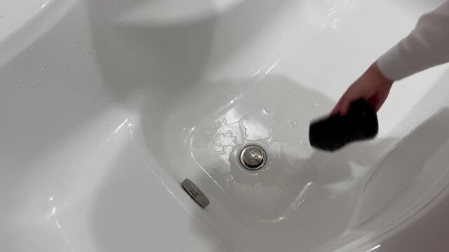 お風呂掃除をする男性の手