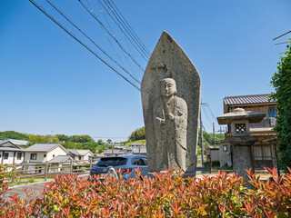 古都の歴史を見守る、明日香村の石仏 © かめです