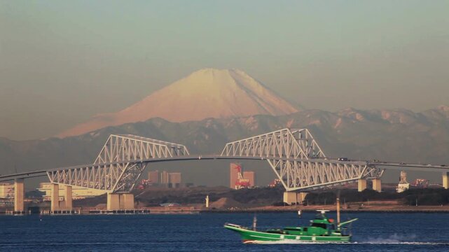 日の出頃の富士山と東京ゲートブリッジ