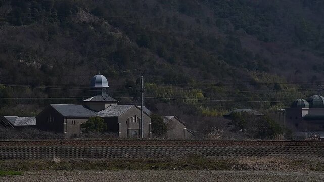春の安土を通過する223系・225系新快速（東海道本線 安土 - 能登川, 2026年3月）