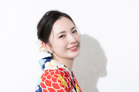 A close-up shot of a Japanese woman in a yukata against a white background, smiling at the camera; images of her enjoying summer tourism, outings, and leisure activities, as well as her hair and makeu
