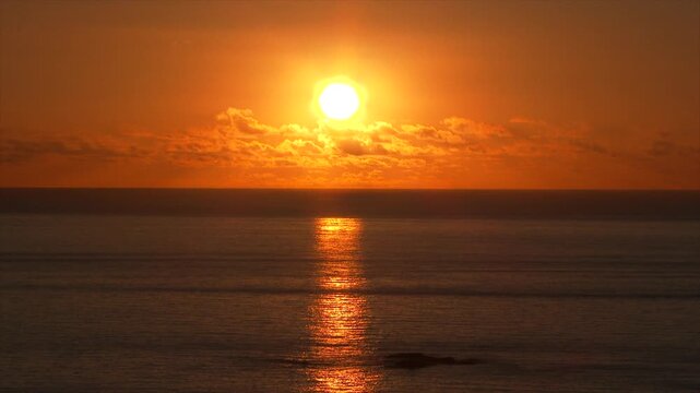 小笠原父島三日月山展望台・ウェザーステーションから夕陽と海
