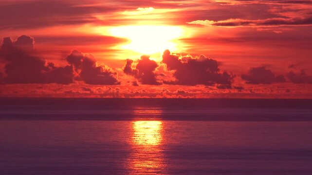 小笠原父島の 三日月山展望台・ウェザーステーションから見る夕陽