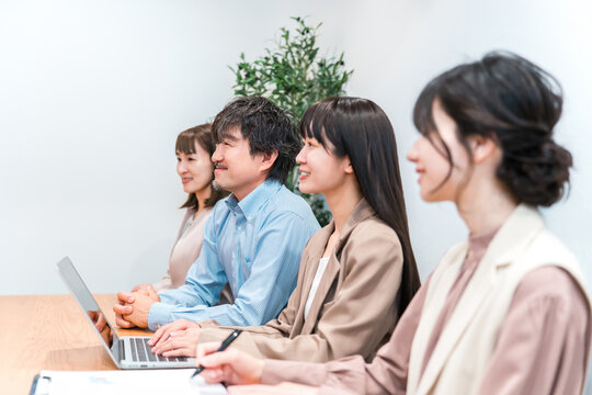 面談,面接をするビジネスマン,人事の男女