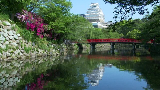 姫路城と堀に映るサツキ