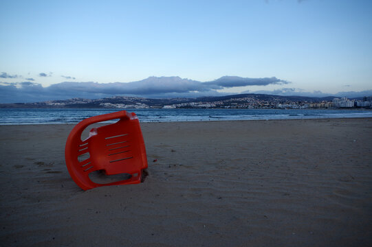 chaise sur la plage au coucher du soleil &agrave; Tanger, Maroc
