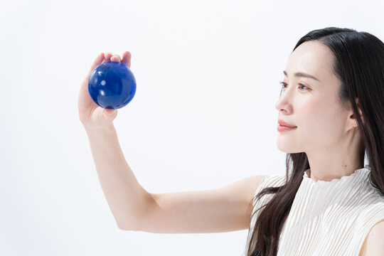 地球儀を持つ女性