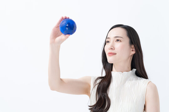 地球儀を持つ女性