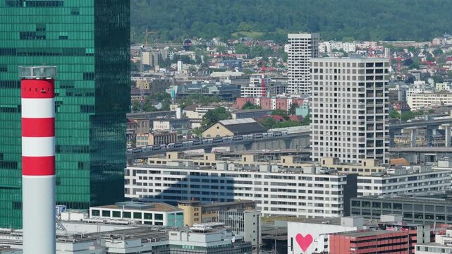 Bahn f&auml;hrt durch Gewerbe und Wohngebiet in Z&uuml;rich Industriequartier