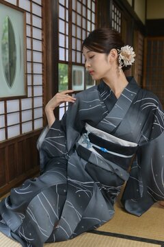浴衣を着た若い女性