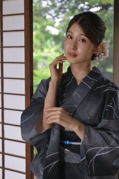 浴衣を着た若い女性
