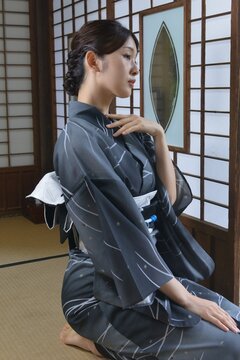 浴衣を着た若い女性