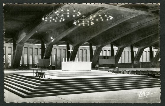 LOURDES.LA BASILIQUE SOUTERRAINE SAINT PIE X CONSACR&Eacute;E LE 25 MARS  1958.FORME OVALE.LONGUEUR 200 METRES.LARGEUR 80 METRES ,HAUTEUR 10 METRES.CONTENANCE 20000 PERSONNES.ARCHITECTES P.VAGO.LE DONNE.PINS