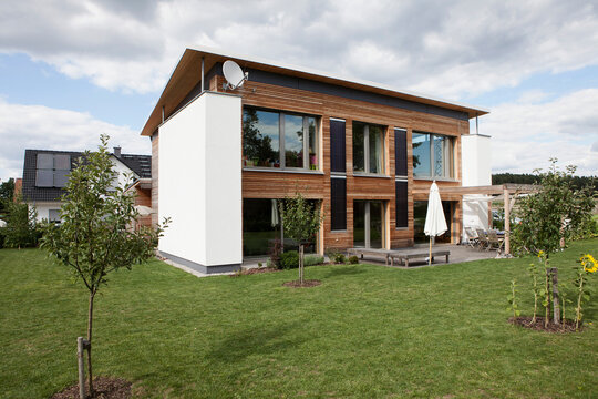 Germany, Bavaria, Nuremberg, View of modern house with garden