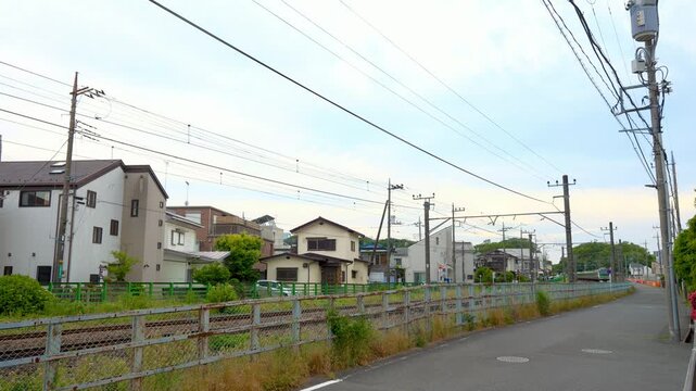 住宅街を新横浜・東神奈川方面へ走り抜ける横浜線