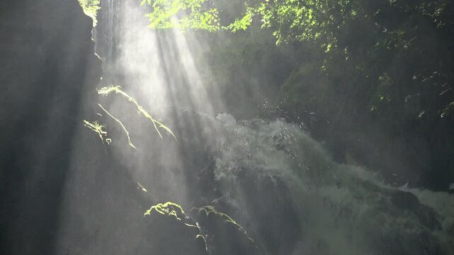滝の流れと光芒