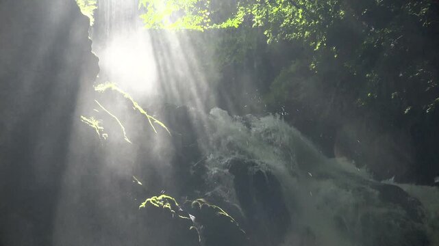 滝の流れと光芒