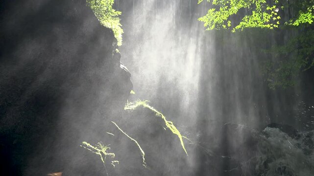 滝の流れと光芒