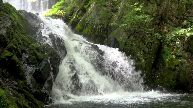 滝の流れ