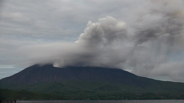 桜島　爆発的噴火　曇り空の間からの噴煙　タイムラプス