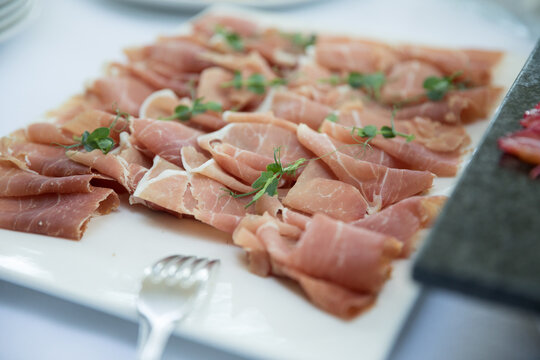 Vassoio con fette di prosciutto crudo