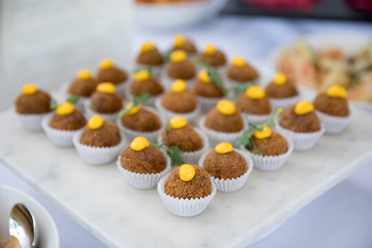 Tartine guarnite su vassoio