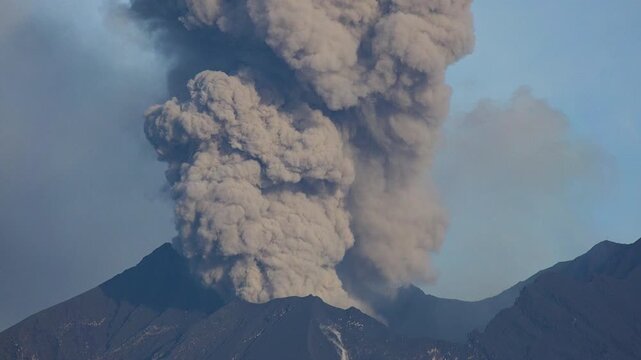 桜島　爆発的噴火の噴煙 タイムラプス