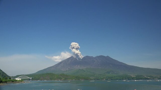 桜島　爆発的噴火の噴煙 タイムラプス