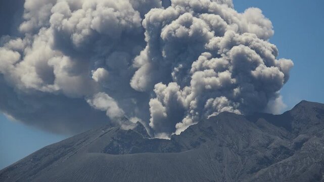 桜島　爆発的噴火の噴煙 タイムラプス