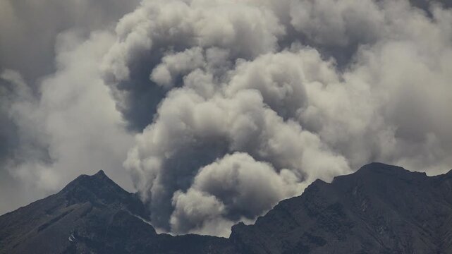 桜島　爆発的噴火の噴煙 タイムラプス