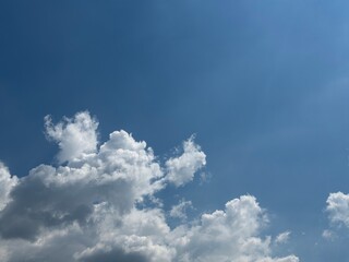 Fototapeta premium Clear blue sky with white cumulus clouds