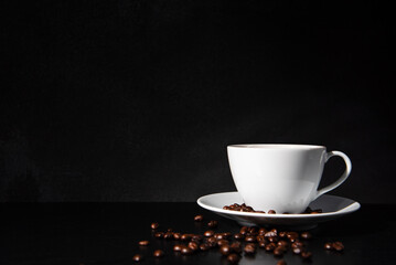 Obraz premium Premium dark roast arabica coffee beans with cozy cup of warm steaming coffee with sugar