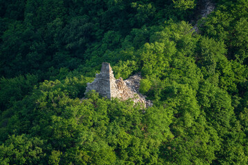 Fototapeta premium Bird's-Eye View of Crumbling Beacon Tower on Jiankou Wild Great Wall in Summer, Beijing