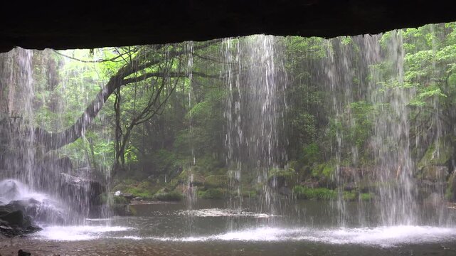 鍋ヶ滝　滝の裏に回り水のカーテンを見る