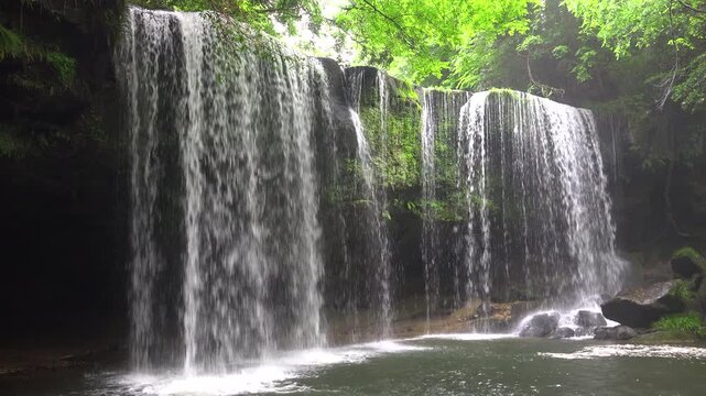鍋ヶ滝　滝の裏に回り水のカーテンを見る