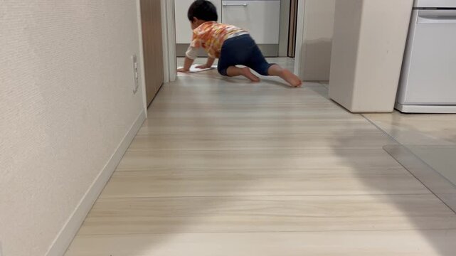 雑巾がけをする子供
